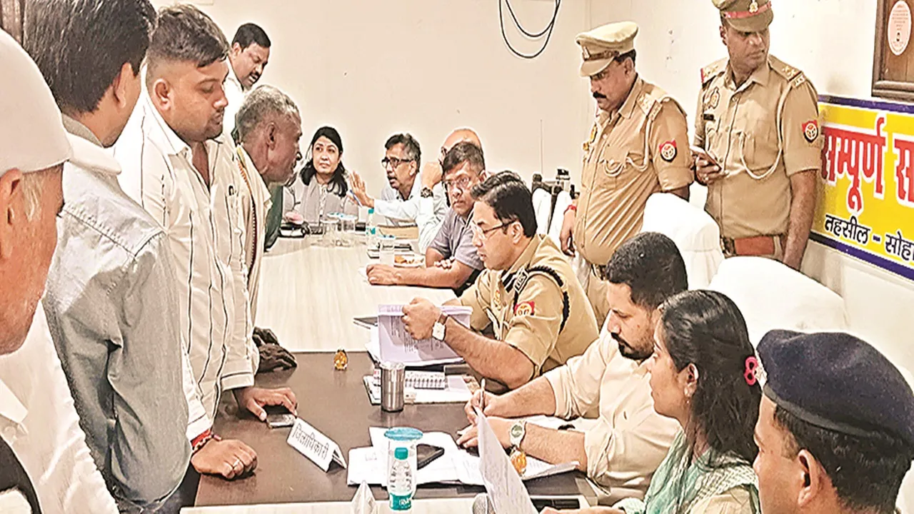 अयोध्या समाधान दिवस : डीएम ने सोहावल में सुनीं जनसमस्याएं, अधिकारियों व कर्मचारियों का रोका वेतन, लेखपाल निलंबित