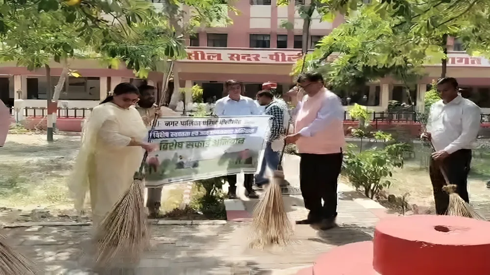 पीलीभीत में योग दिवस से पहले स्वच्छता अभियान: डीएम ज्ञानेन्द्र सिंह ने लगाई झाड़ू, निकाली जागरूकता रैली