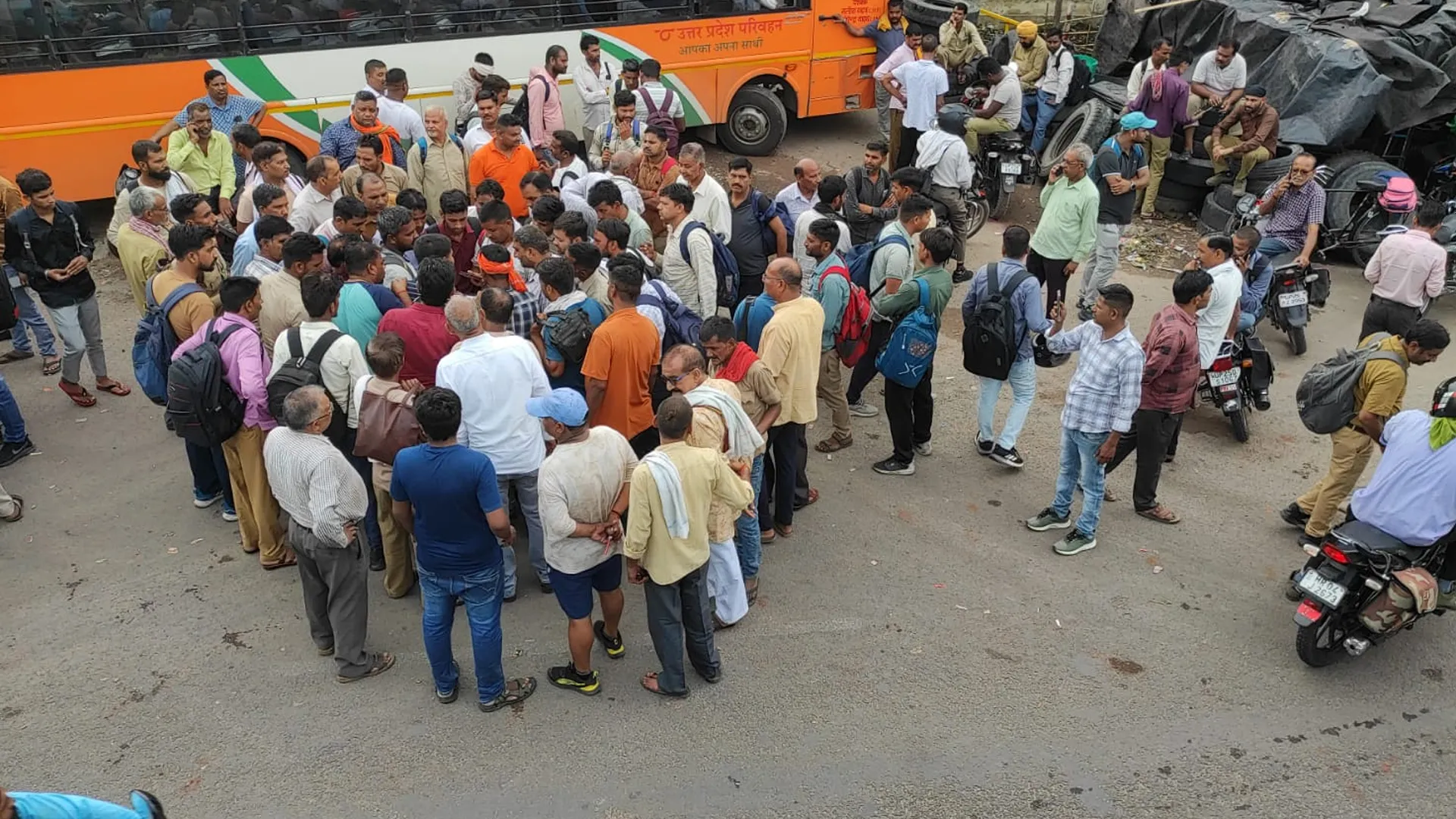 Bareilly News : सड़क हादसे में रोडवेज बस चालक की मौत, आक्रोशित साथियों ने सैटेलाइट बस अड्डे पर किया चक्का जाम 