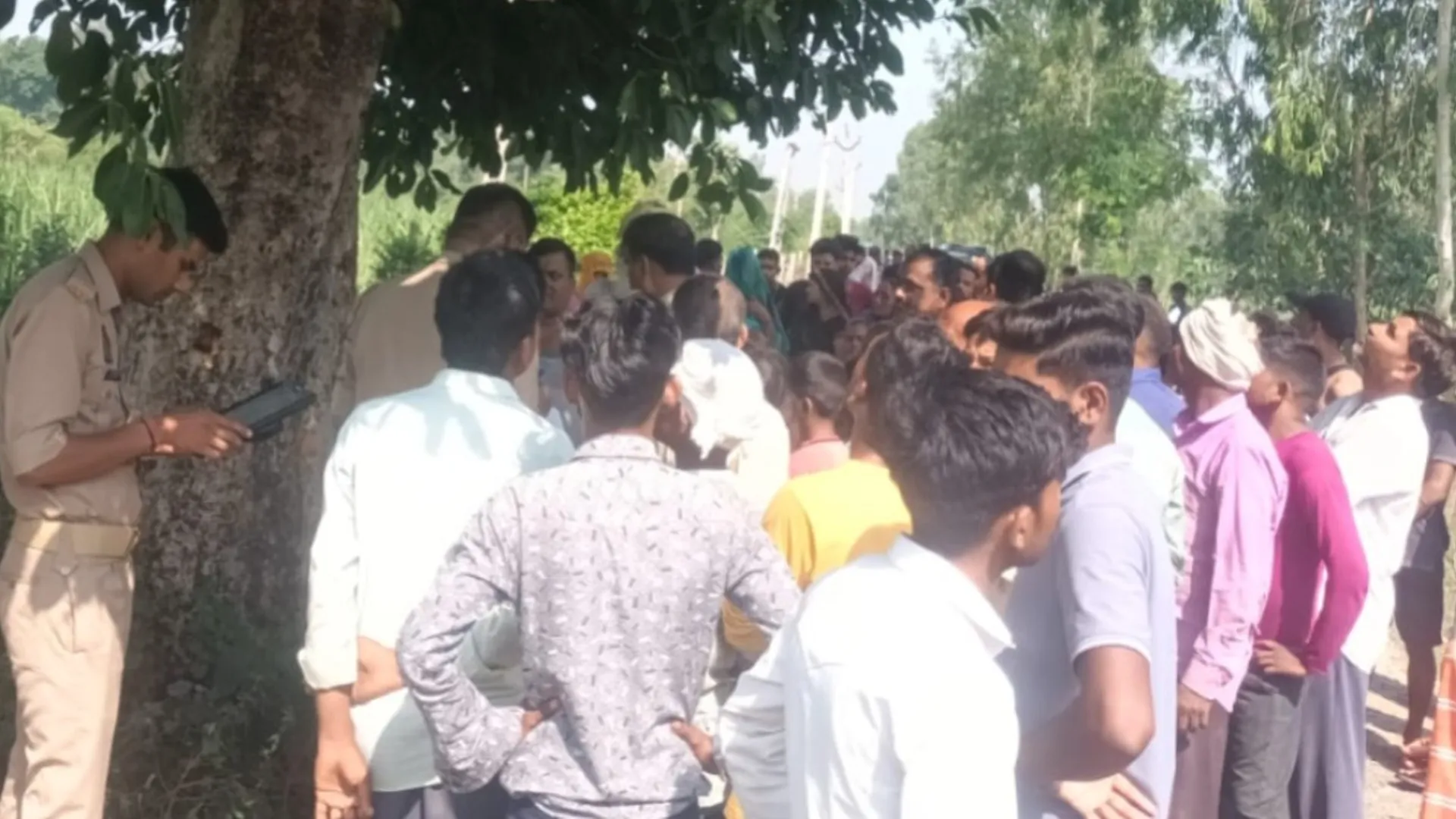 Pilibhit News : अमृत सरोवर के पास फंदे से लटका मिला युवती का शव, हत्या की आशंका