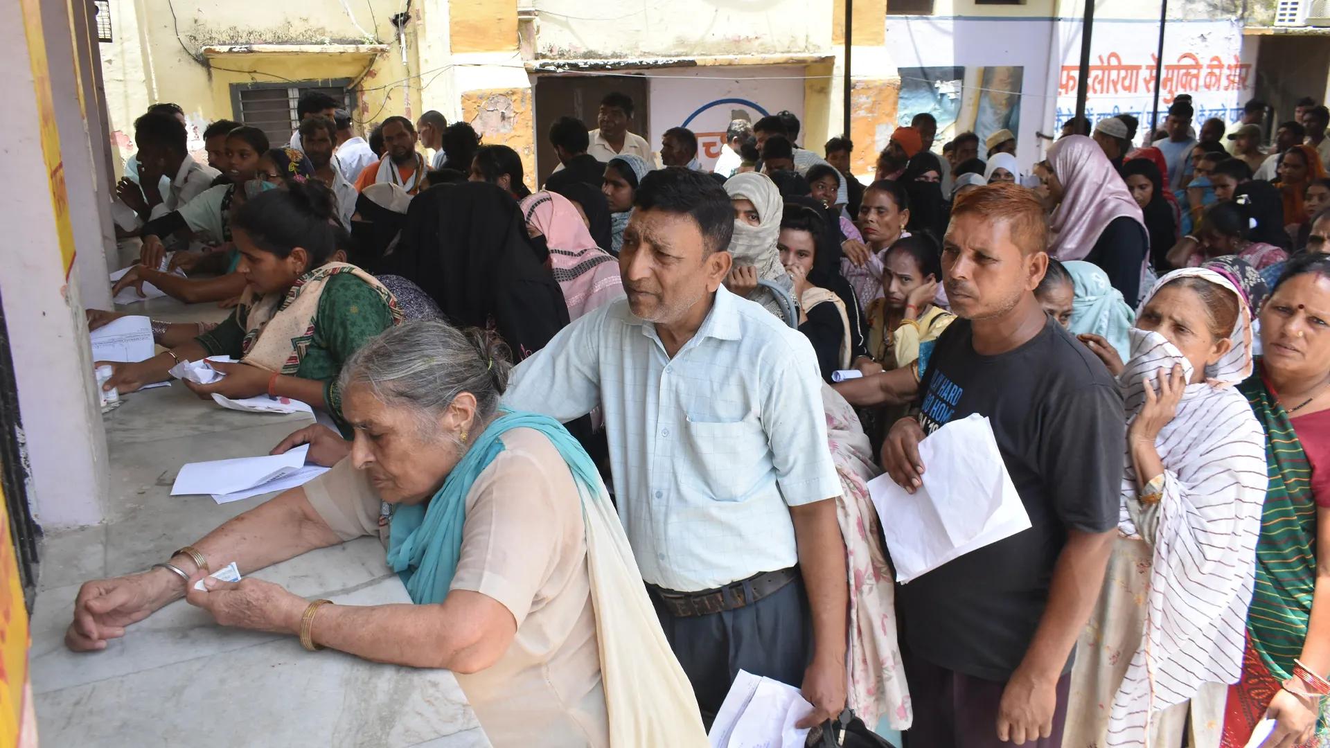 Bareilly News : भीषण गर्मी कर रही बीमार, जिला अस्पताल में मरीजों की भरमार
