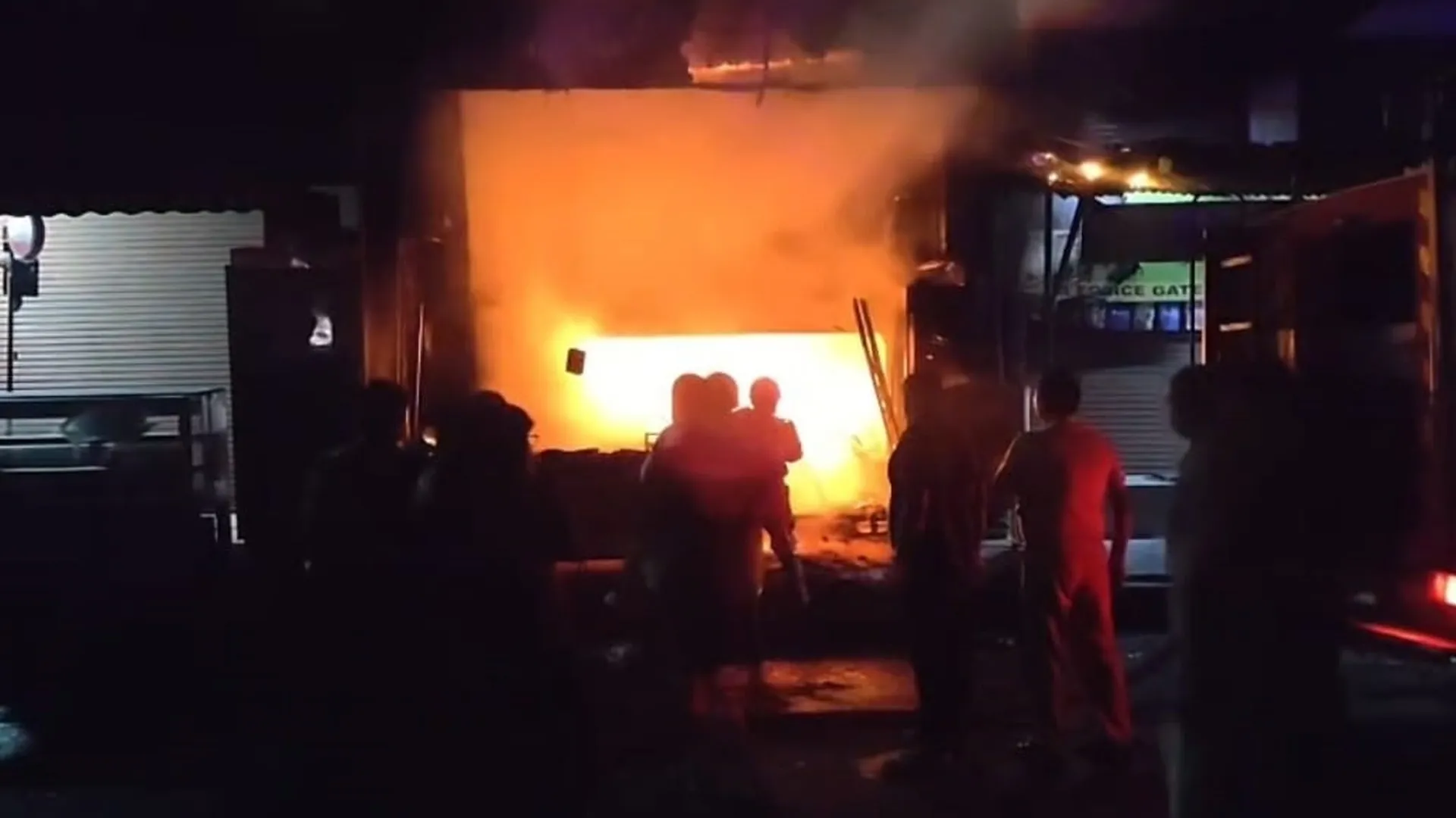 Bareilly News : पी कुमार स्वीट्स हाउस में भीषण आग, लाखों का सामान राख