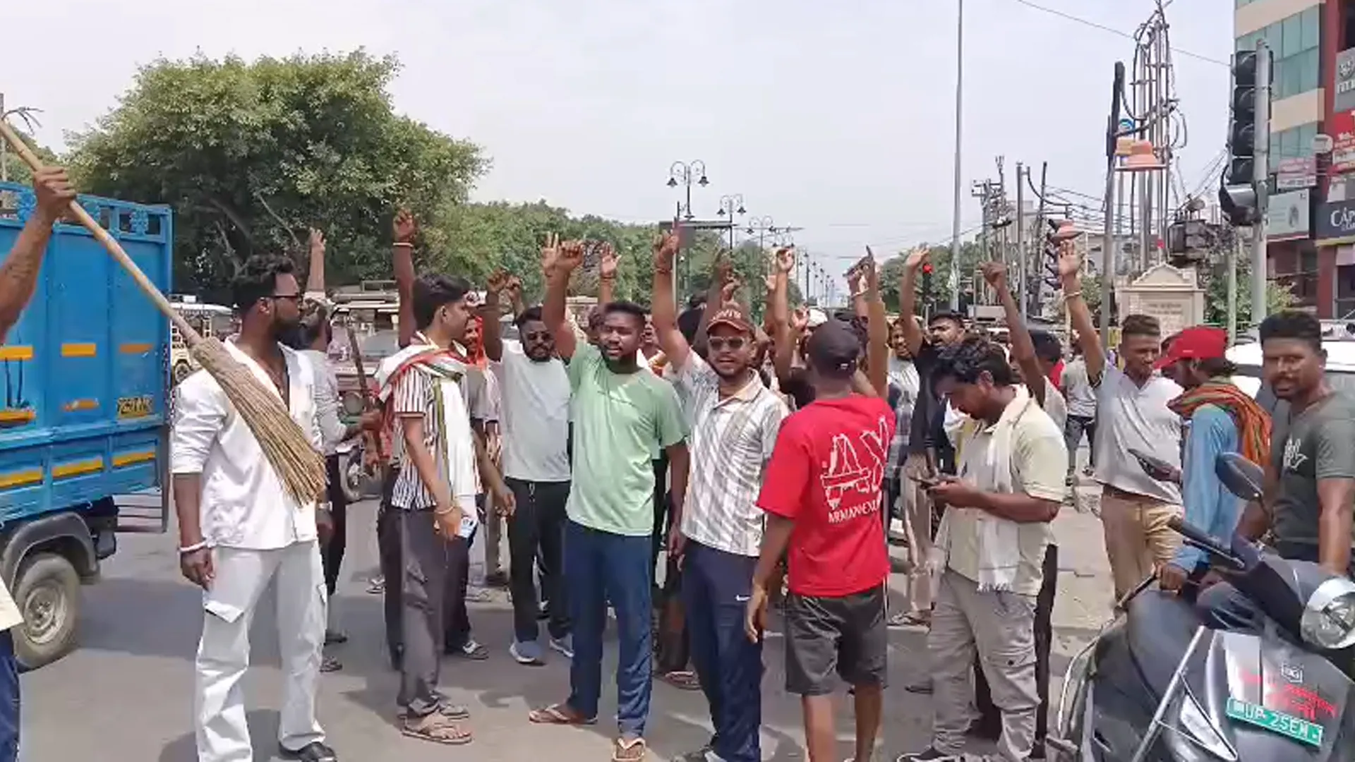बरेली में उखड़े सफाईकर्मी : कूड़ा उठाने के बजाय शहरभर में फैलाने लगे कूड़ा, कार्य बहिष्कार का ऐलान