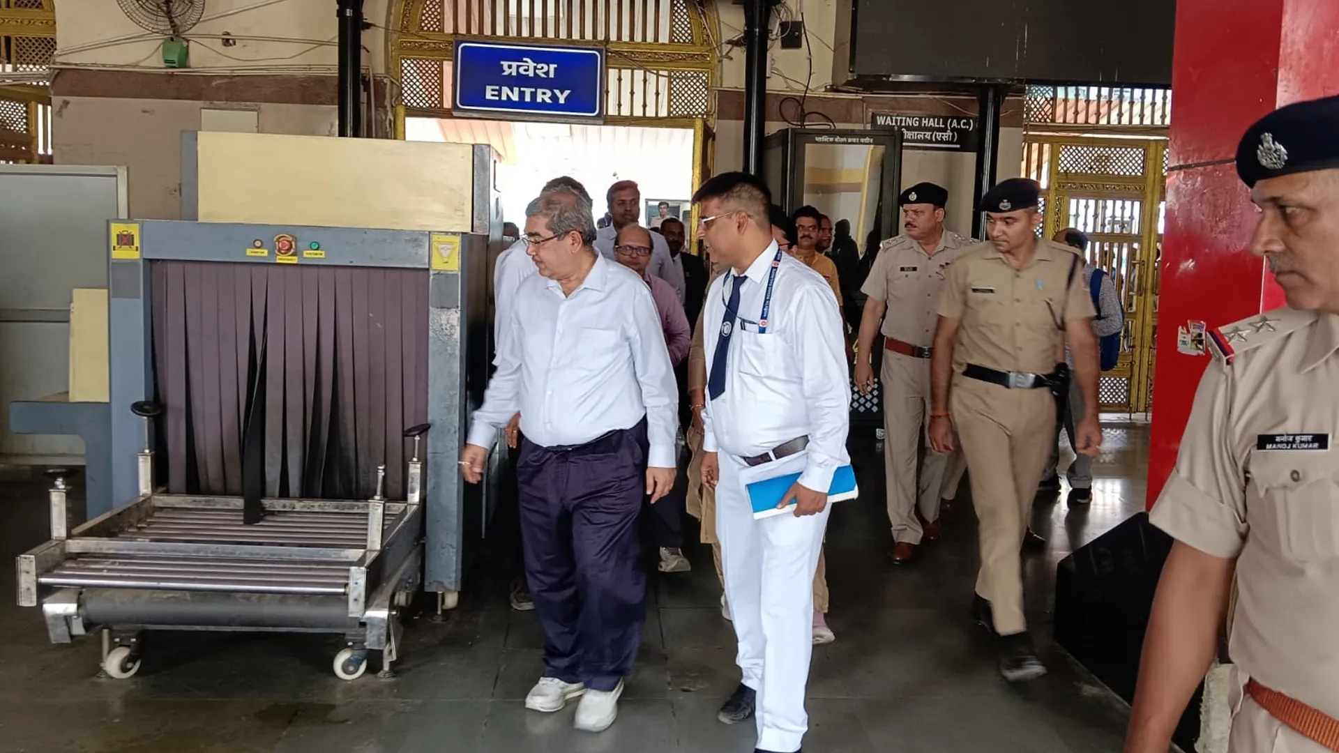 Bareilly News : स्कैनिंग मशीन देख बोले जीएम ''ये काम करती भी है या नहीं''