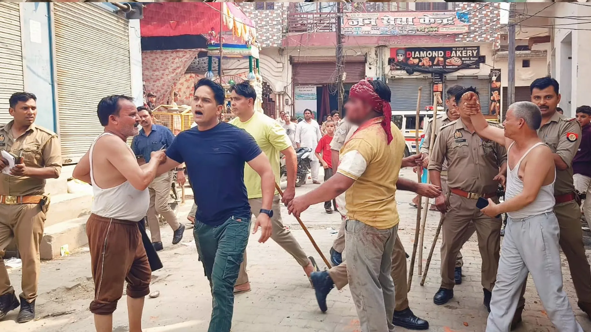 Budaun News : सड़क हादसे के विवाद में पथराव, एक दर्जन घायल, हिरासत में नौ उपद्रवी