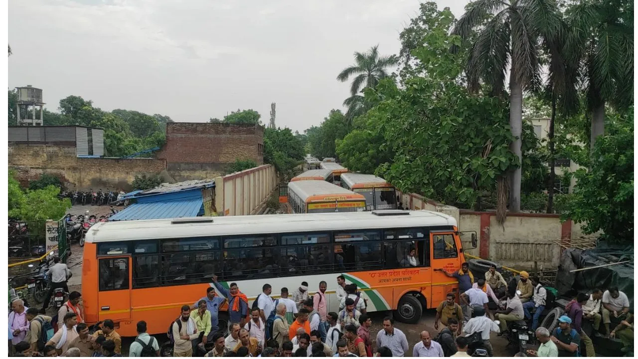 Bareilly News : रोडवेज बस चालक की मौत पर अफसरों की अनदेखी से भड़के साथी , 8 घंटे तक 392 बसों का चक्का जाम रखा  