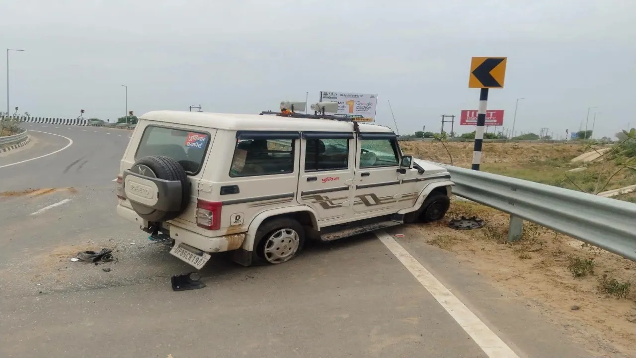 BJP विधायक राजेश चौधरी की एस्कॉर्ट गाड़ी को डंपर ने मारी टक्कर (3)