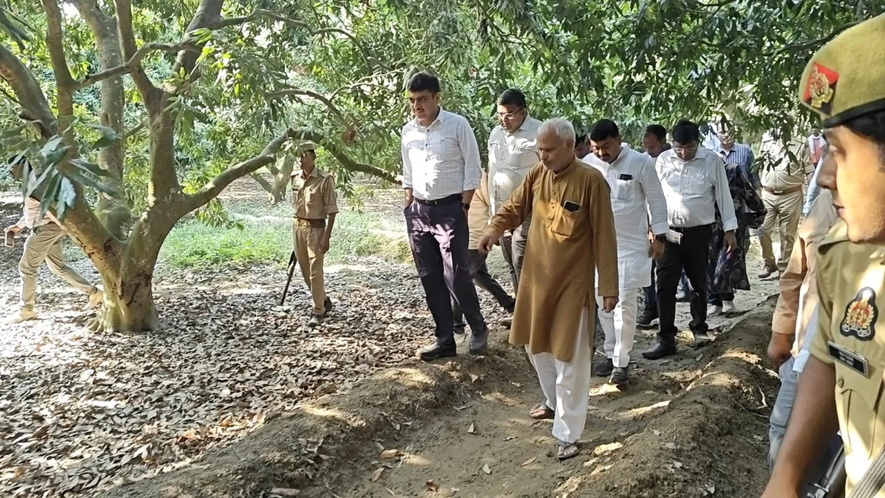 बाराबंकी : लीची बाग में जिलाधिकारी ने किसानों से किया संवाद, खेती से जुड़ी चुनौतियों की जानकारी ली