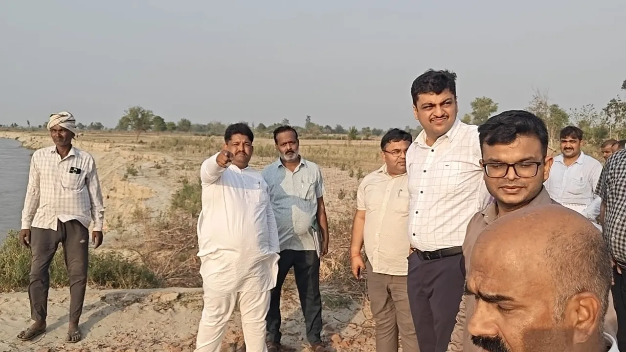 बाराबंकी : डीएम ने बाढ़ संभावित गांवों का किया निरीक्षण, कहा- समय रहते पूरी करें तैयारी