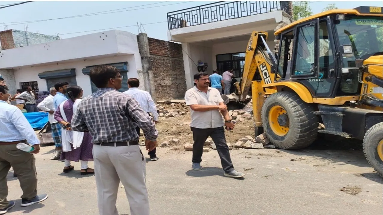 बाराबंकी में गरजा बुलडोजर, तालाब की जमीन पर बने 36 मकान ध्वस्त