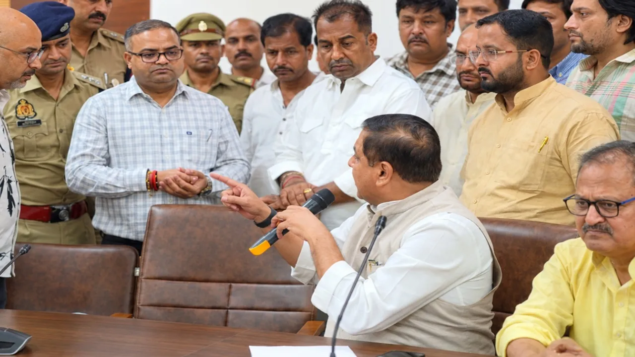 लेखपाल भर्ती परीक्षा के पेपर लीक मामले पर प्रयागराज में सियासत तेज, छात्रों से मिले सांसद संजय सिंह 