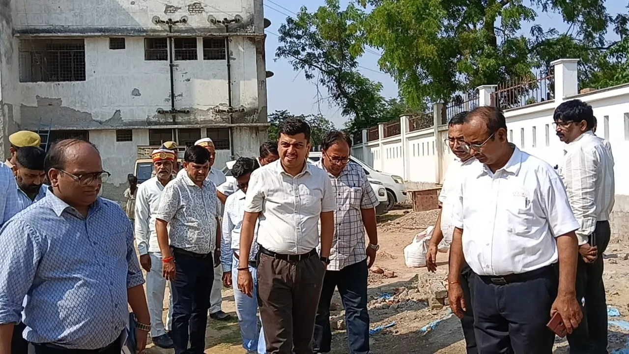 Barabanki News : डीएम ने  निर्माणाधीन ITI और BRC भवन का किया निरीक्षण, कहा- श्रमिक बढ़ाकर तेज करें काम