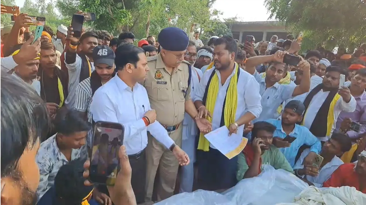 Barabanki News : करंट से झुलसे युवक की मौत, आक्रोशित ग्रामीणों ने सड़क पर शव रख किया प्रदर्शन, काटा हंगामा