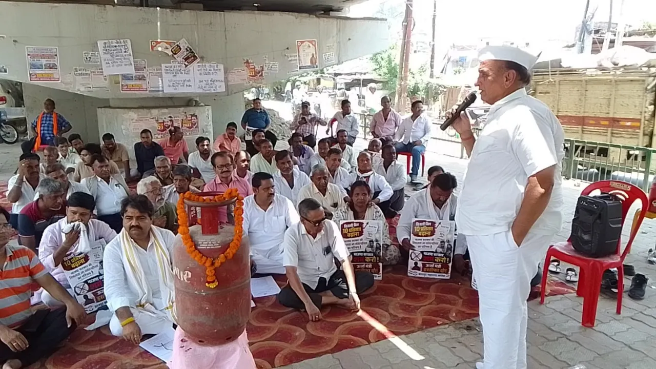 LPG Price Hike : कानपुर में कांग्रेसियों का अनोखा प्रदर्शन, रसोई गैस मूल्यवृद्धि के विरोध में सिलेंडर को दी श्रद्धांजलि