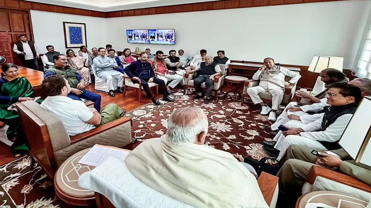 दिल्ली में INDIA ब्लॉक की बड़ी बैठक शुरू,  खरगे बोले- सरकार के खिलाफ एकजुटता को और मजबूत करने की जरूरत