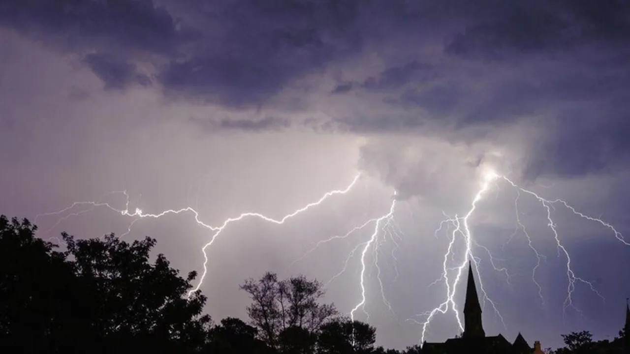 UP Weather : यूपी में आंधी-तूफान का कहर जारी, पूर्वी व मध्य क्षेत्र में भारी वर्षा और ओलावृष्टि का अलर्ट 