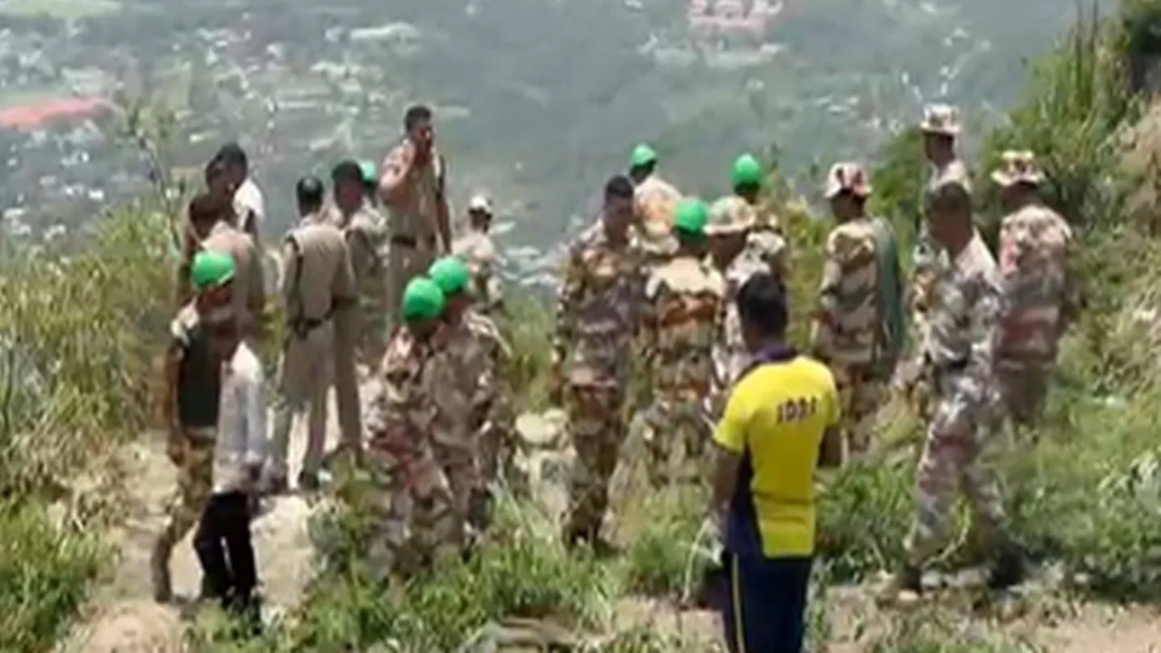 उत्तराखंड के मसूरी में भीषण हादसा : गहरी खाई में गिरी तेज रफ्तार कार, 4 पर्यटकों की मौत 