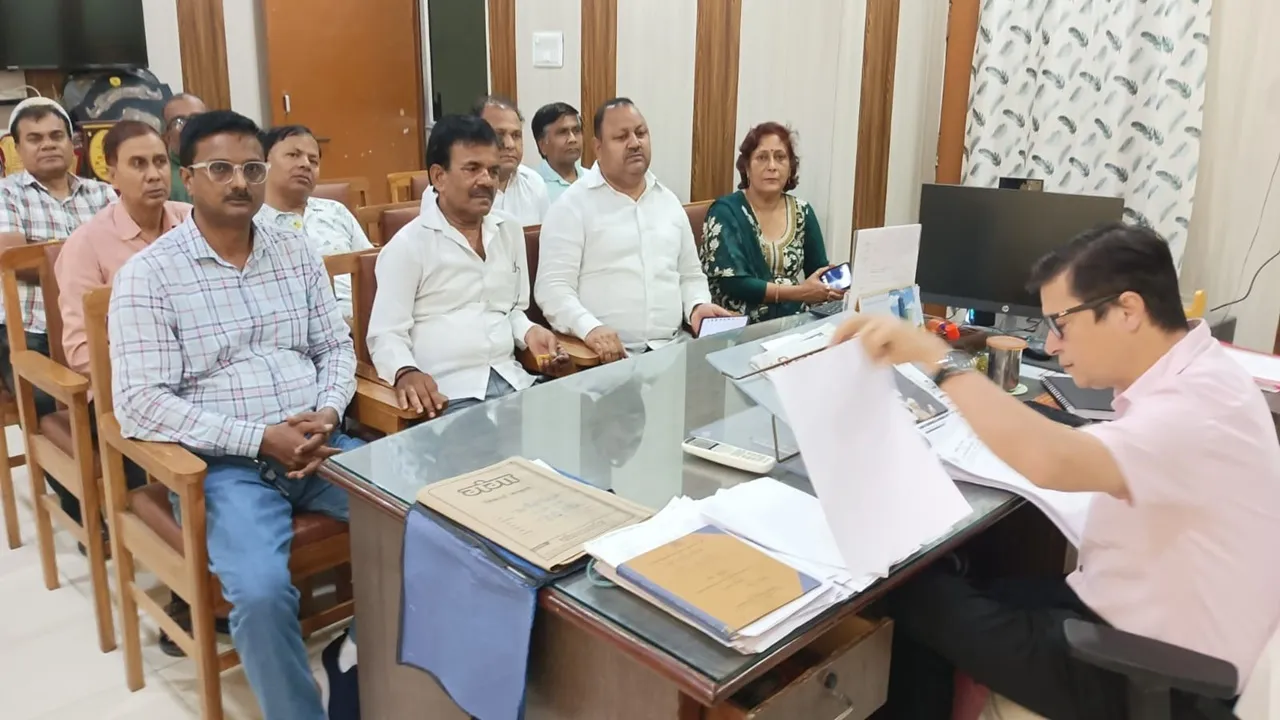 Barabanki News : शिक्षक संघ ने बीएसए और लेखाधिकारी के समक्ष रखीं शिक्षकों की समस्या
