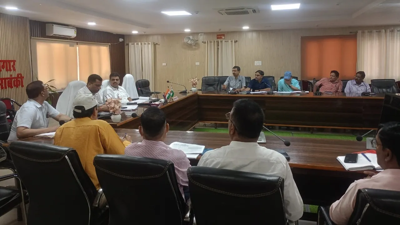 Barabanki News: बैठक में बोले डीएम- तीन वर्ष से अधिक पुराने चकबंदी वादों का शीघ्र करें निस्तारण