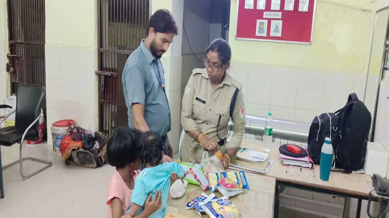 बाराबंकी रेलवे स्टेशन पर हादसा: उत्सर्ग एक्सप्रेस में चढ़ते समय ट्रेन की चपेट में आए दंपती, पति की मौत, पत्नी की हालत नाजुक, दुधमुंहे सहित तीन बच्चे सुरक्षित