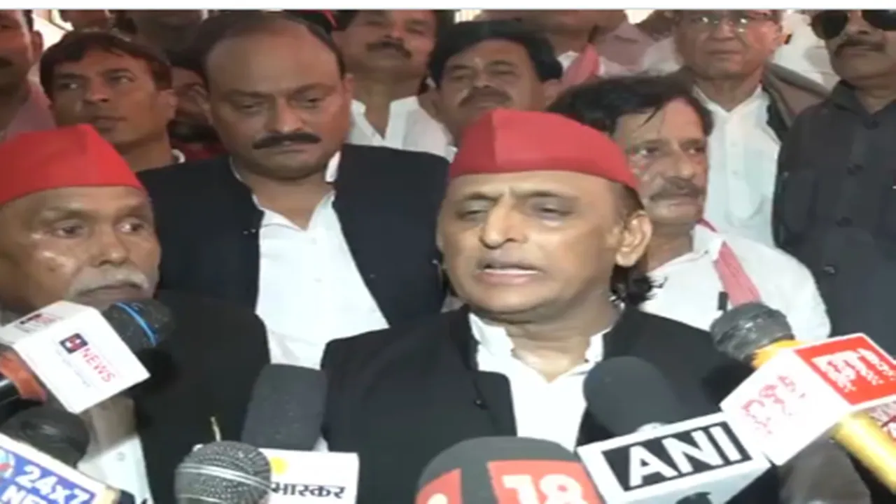 Kasganj News: अमेरिकी हमले में तीन भारतीय नाविकों की मौत पर अखिलेश ने केंद्र को घेरा, विदेश नीति पर उठाया सवाल