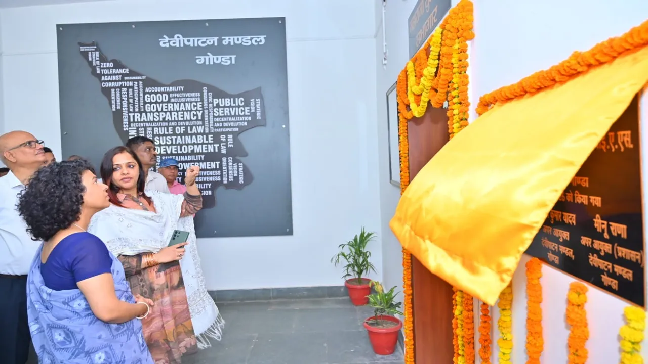 Gonda News: आयुक्त दुर्गा शक्ति नागपाल ने महाराजा सुहेलदेव सभागार का किया उद्घाटन, विकास और सौंदर्यीकरण कार्यों का लिया जायजा