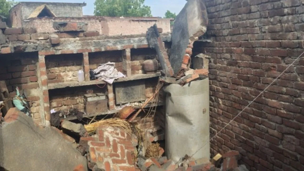 कासगंज में बड़ा हादसा : बारिश के दौरान गिरी मकान की छत, एक ही परिवार के तीन लोगों की मौत 