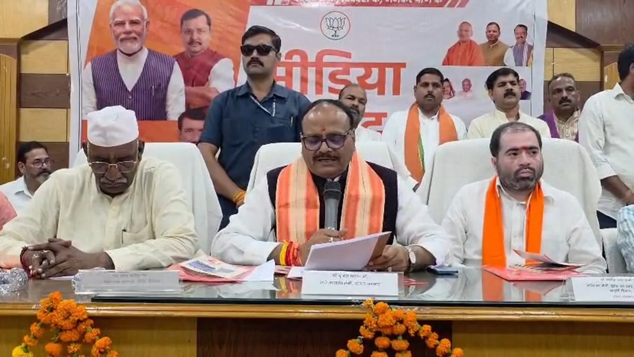 बाराबंकी में ब्रजेश पाठक का बड़ा ऐलान : प्रदेश के सभी जिलों को मिलेगी ICU और टेली-आईसीयू की सौगात, सभी मंडलों में खुलेंगे कैंसर अस्पताल 