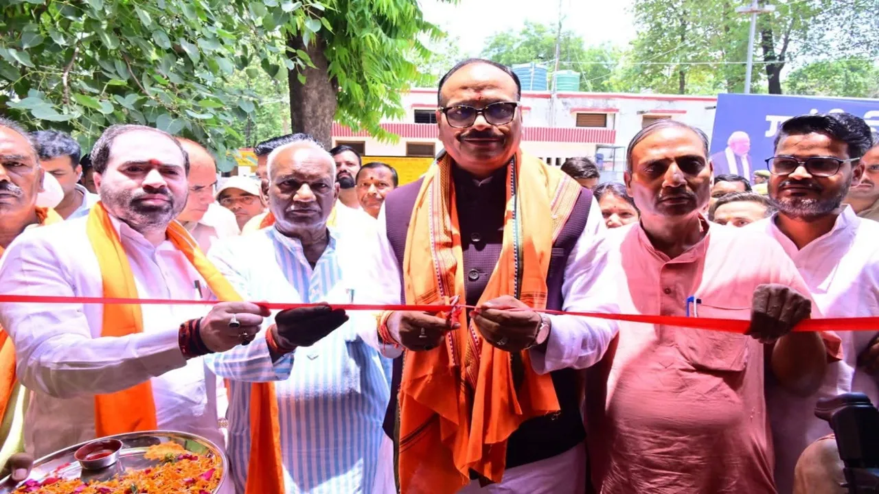 बाराबंकी में विपक्ष पर बरसे ब्रजेश पाठक, कहा- काठ की हांडी जलकर हो चुकी खाक, जनता समझ चुकी है सपा-कांग्रेस की सच्चाई