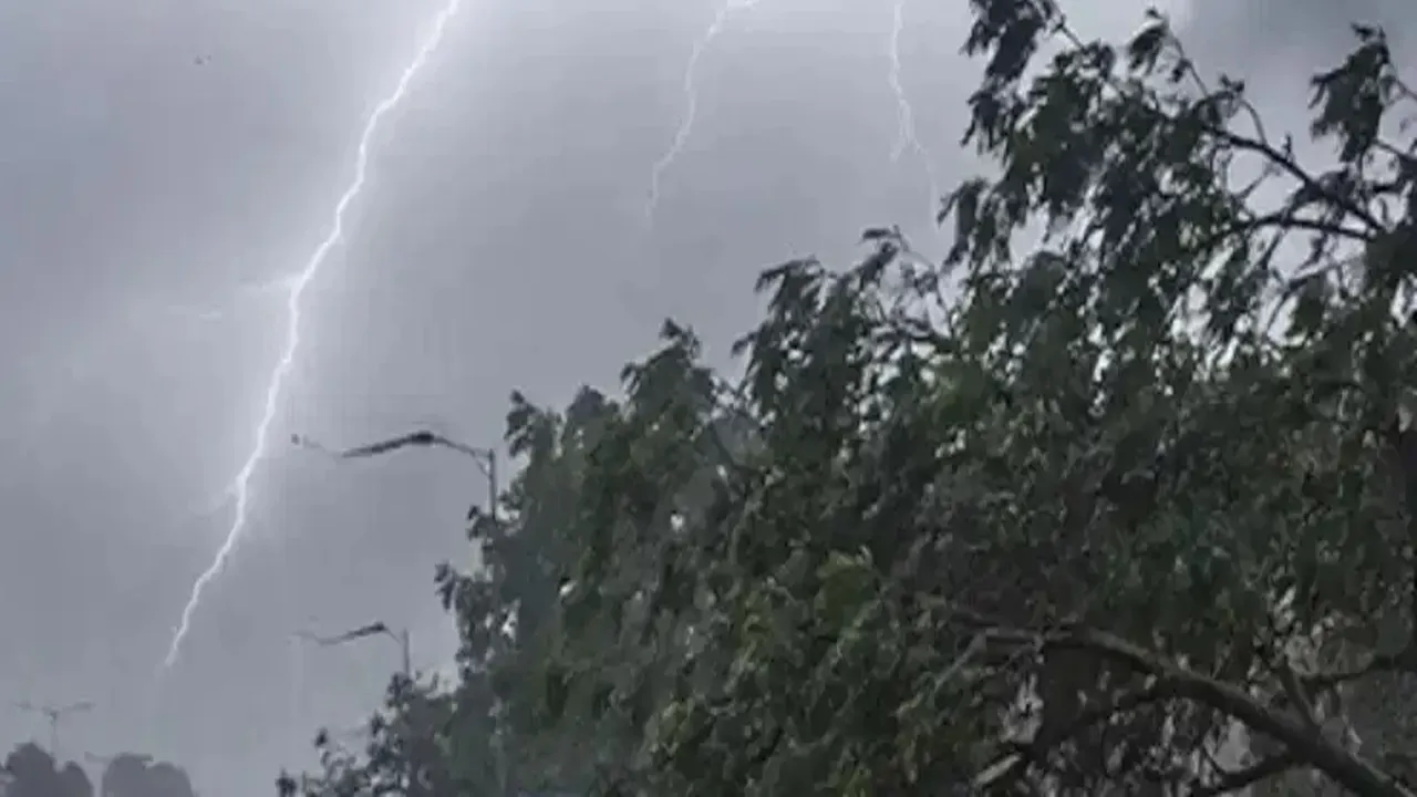 UP Weather : यूपी में आंधी-बारिश का अलर्ट, 70 किमी प्रति घंटे तक चल सकती हैं हवाएं, गोरखपुर, बस्ती समेत कई जिलों में वज्रपात की चेतावनी