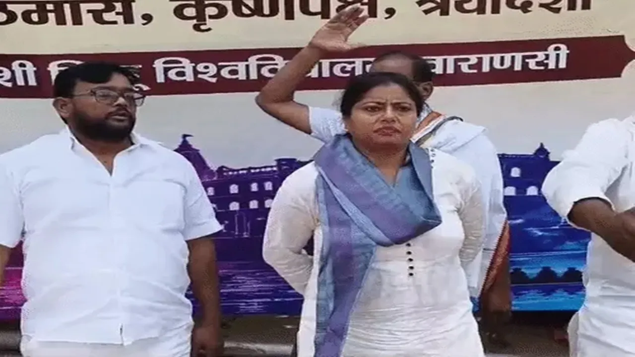 नीट पेपर लीक मामला : वाराणसी में प्रदर्शन करने पहुंची विधायक पल्लवी पटेल समर्थकों संग गिरफ्तार