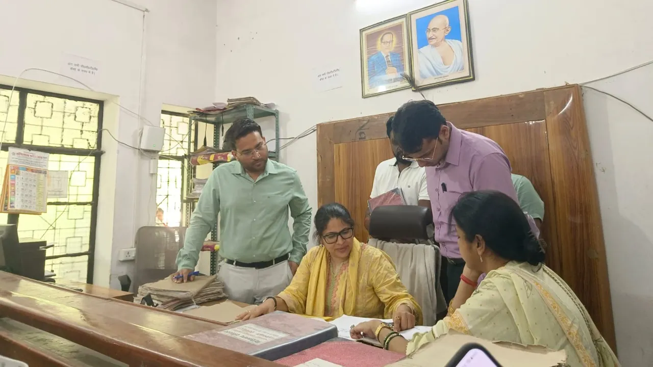 Gonda News: सदर तहसील में डीएम का औचक निरीक्षण, फाइलों की गहन जांच से मचा हड़कंप, लंबित मामलों पर सख्त रुख