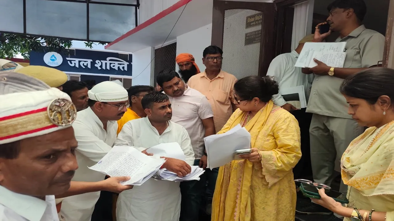 Gonda Voter List News : अंतिम मतदाता सूची से नाम हटाने का आरोप, डीएम से जांच की मांग