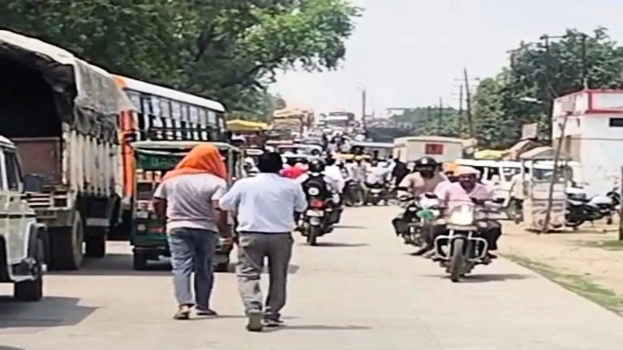 Gonda News : बड़गांव ओवरब्रिज पर लगा भीषण जाम, घंटों फंसे रहे वाहन, गर्मी-उमस से परेशान हुए राहगीर