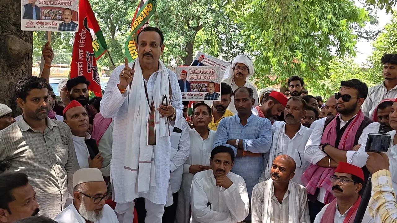Gonda News: करनैलगंज में सपा का जोरदार प्रदर्शन, महंगाई-बेरोजगारी और कानून व्यवस्था के खिलाफ 22 सूत्रीय मांगपत्र सौंपा