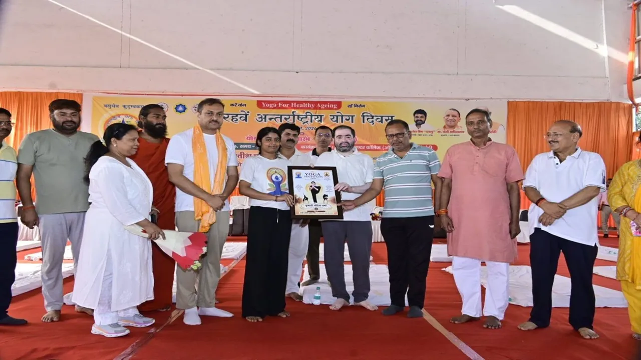 Barabanki News : योग सप्ताह का भव्य हुआ शुभारंभ, बोले मंत्री सतीश शर्मा- मन और शरीर दोनों को स्वस्थ रखता है योग