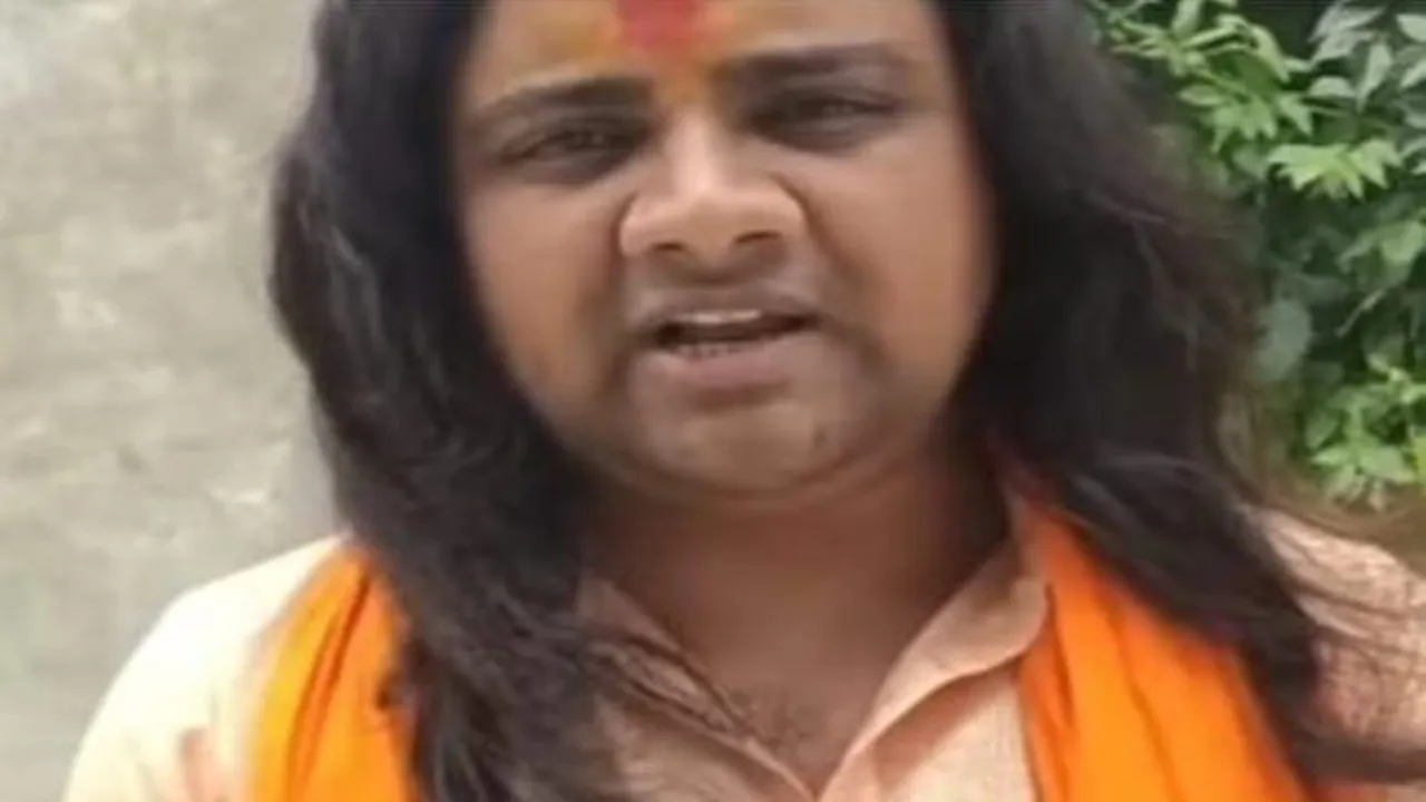 Gonda News : दुष्कर्म आरोपी पवन देव की तलाश में एसओजी ने मारा छापा, खंगाला कथावाचक का घर