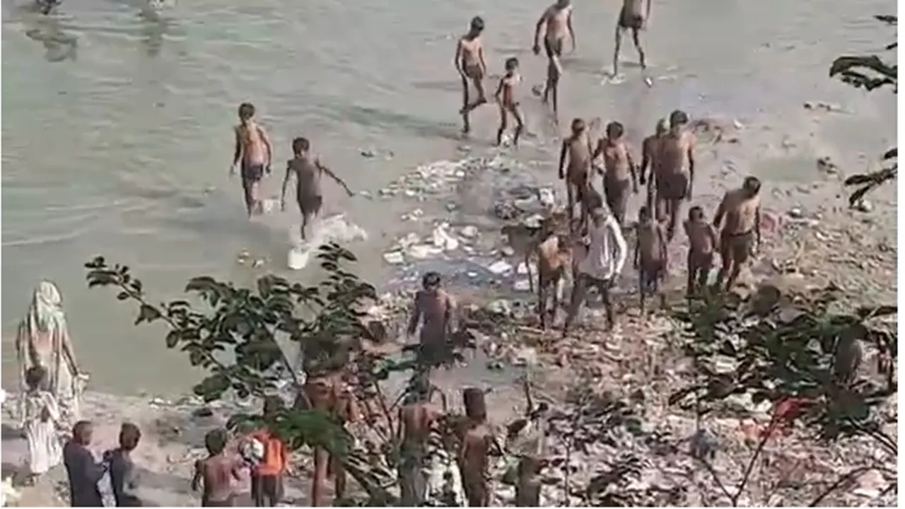 Prayagraj News : यमुना नदी में नहाने उतरे 5 युवक डूबे, एक की मौत, चार को नाविकों ने बचाया