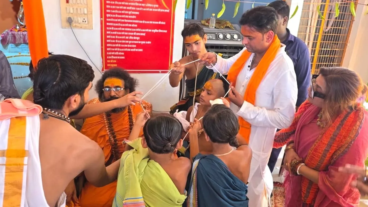 Barabanki News : पंचमुखी हनुमत धाम में 21 लोगों का सामूहिक यज्ञोपवीत संस्कार, हजारों श्रद्धालुओं ने ग्रहण किया प्रसाद