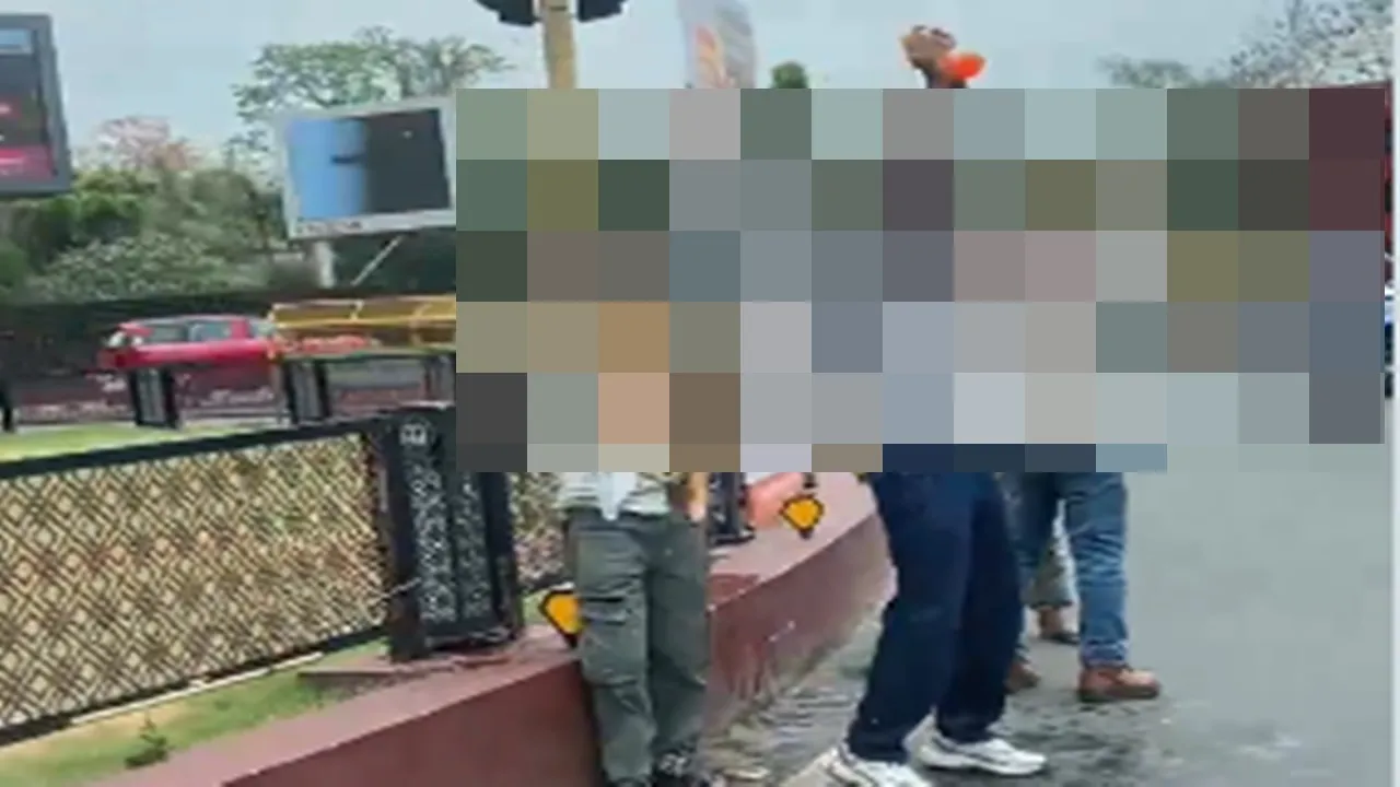 Lucknow News : कालीदास मार्ग के समीप 4 संविदाकर्मियों ने की आत्मदाह की कोशिश, पुलिस ने बचाया, जानें क्या है पूरा मामला