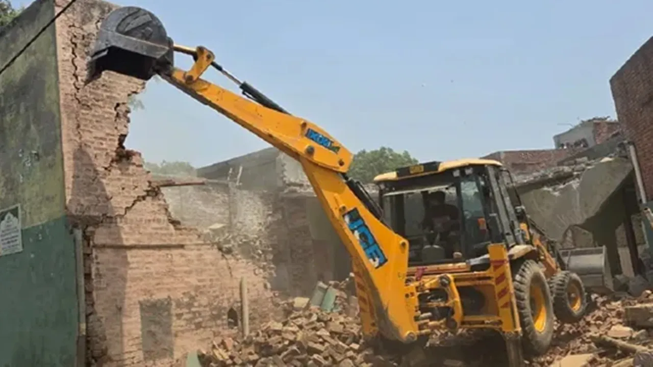 Baghpat News : बागपत में तालाब की जमीन पर बने अवैध ढांचे को प्रशासन ने किया ध्वस्त, जानिए पूरा मामला 