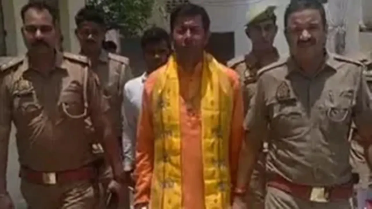 Kanpur Dehat News : बोतल बाबा पर दुष्कर्म के प्रयास का आरोप, पुलिस ने गिरफ्तार कर भेजा जेला