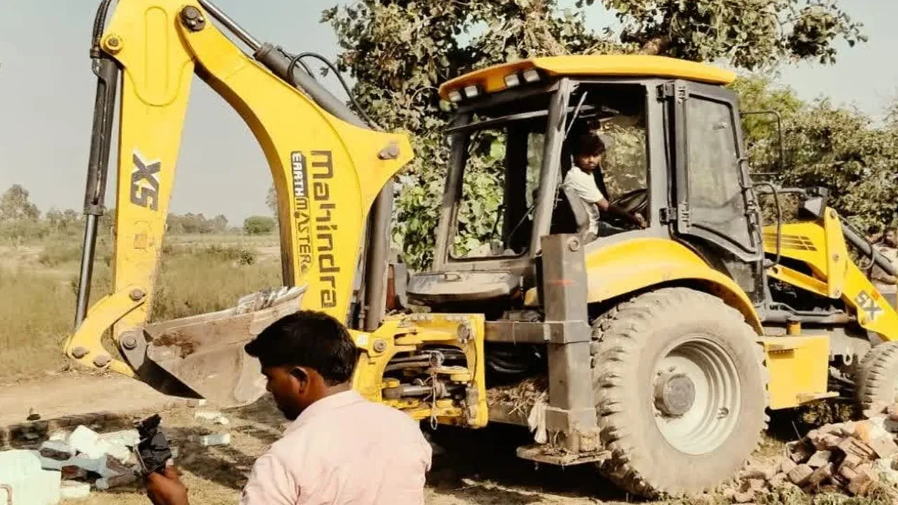 Sambhal News: संभल में सरकारी जमीन पर बनी 50 साल पुरानी मजार पर चला बुलडोजर, कई कब्रगाह भी किए गए ध्वस्त