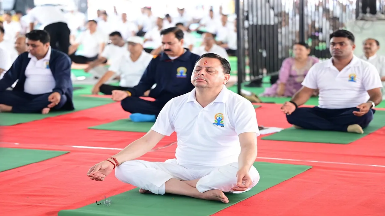 International Yoga Day : CM धामी ने बनबसा में किया सामूहिक योगाभ्यास, योग को बताया स्वस्थ और संतुलित जीवन का आधार