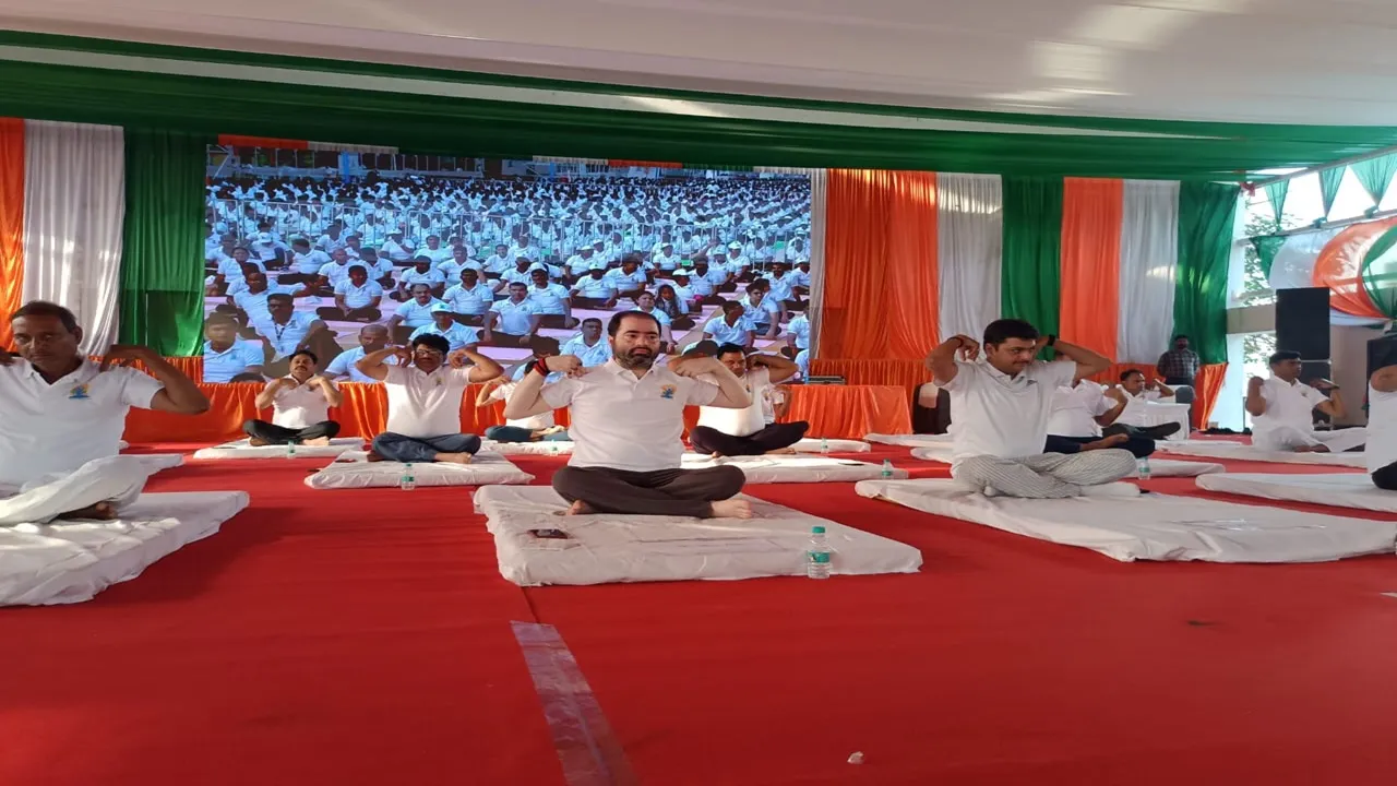 अंतरराष्ट्रीय योग दिवस : बाराबंकी में मंत्री सतीश शर्मा ने किया योगी, कहा- योग भारत की अमूल्य धरोहर, स्वस्थ जीवन का आधार 