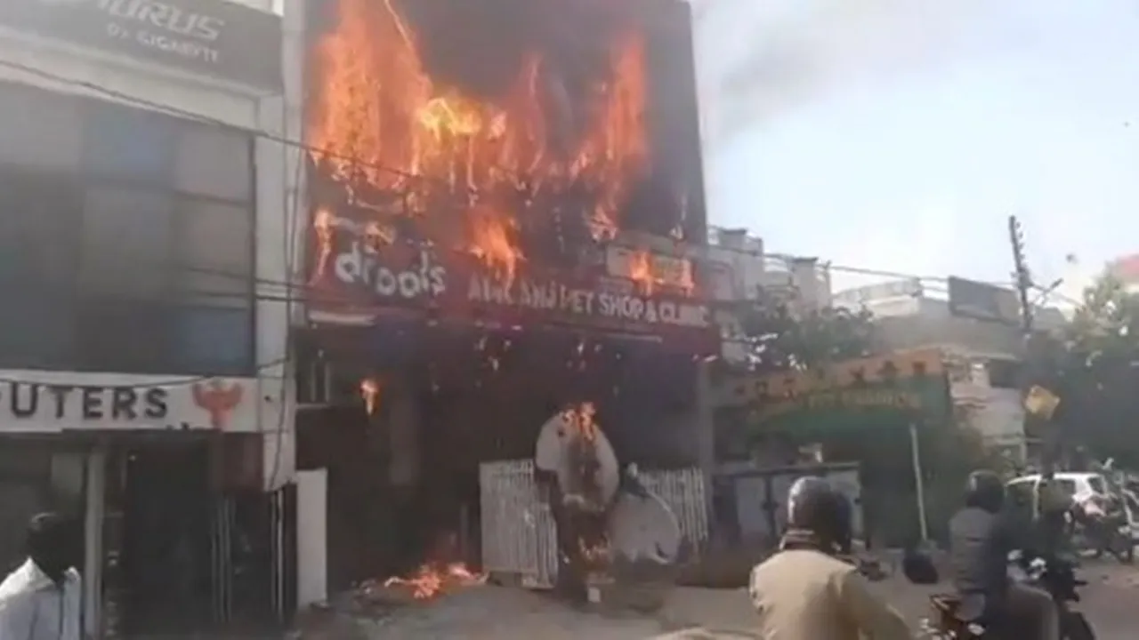 लखनऊ के अलीगंज में बड़ा हादसा :  कोचिंग संस्थान में लगी भीषण आग, जान बचाने को बिल्डिंग से कूदे छात्र; कई झुलसे