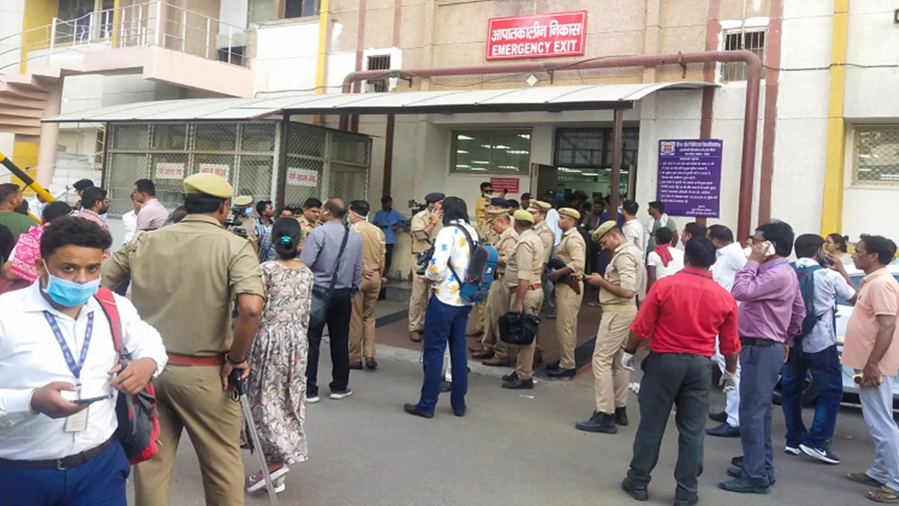 Lucknow Fire Tragedy : ट्रॉमा सेंटर में चीखें, आंसू और टूटते सपने... अपनों की तलाश में भटकते परिजनों की सिसकियों से गूंज उठा परिसर