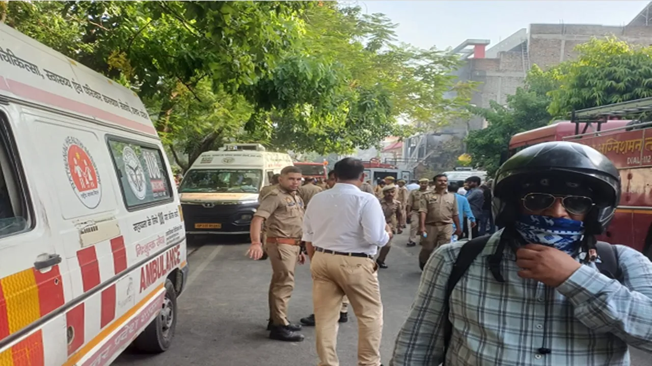 Lucknow Fire Tragedy : 14 मिनट में पहुंचीं 22 एंबुलेंस, हादसे के बाद अलर्ट मोड में 108-102 सेवाएं, घायलों को तत्काल ट्रॉमा सेंटर पहुंचाया गया