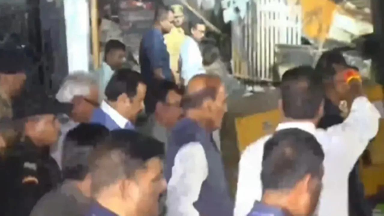 Lucknow Fire Tragedy : लखनऊ पहुंचे रक्षामंत्री राजनाथ सिंह, घटनास्थल का लिया जायजा, पीड़ितों से भी करेंगे मुलाकात