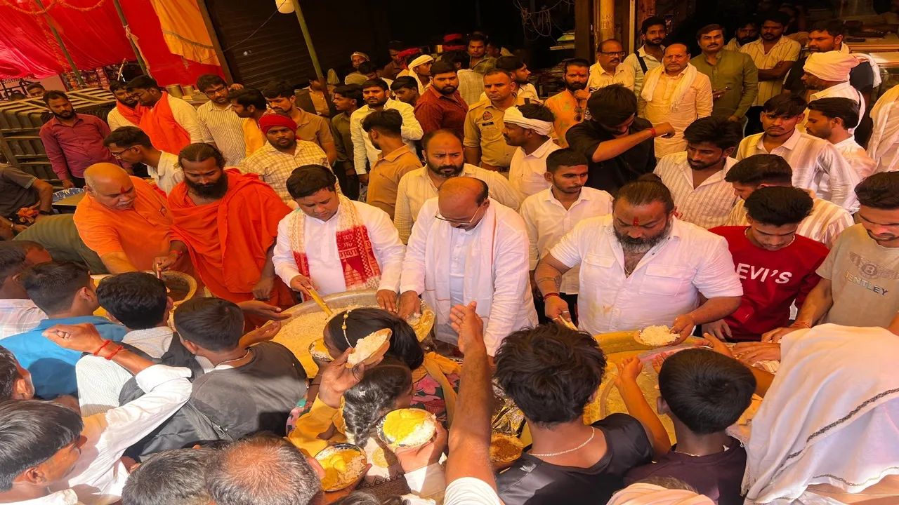  Barabanki News : अंतिम बड़े मंगल पर हनुमान मंदिरों में हुआ सुंदरकांड का पाठ, शहर से गांव तक बंटा भंडारा